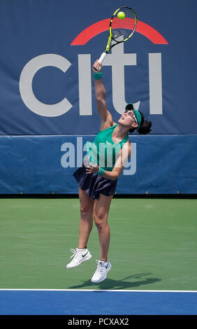 4 août 2018 : Saisai Zheng sert lors d'un match de tennis Open de Citi à Rock Creek Park, à Washington DC. Justin Cooper/CSM Banque D'Images