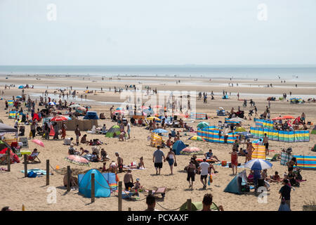 Broadstairs, Kent, UK. 4 Août, 2018. Un grand nombre de personnes sont vus sur Camber Sands Beach pendant l'été chaud, dans l'East Sussex, Royaume-Uni, 04 août 2018 Crédit : Ray Tang/ZUMA/Alamy Fil Live News Banque D'Images