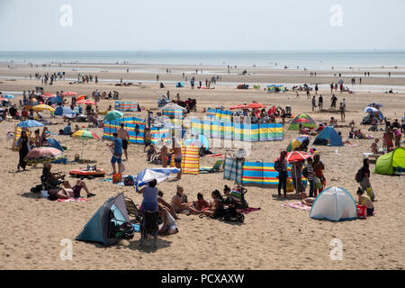 Broadstairs, Kent, UK. 4 Août, 2018. Un grand nombre de personnes sont vus sur Camber Sands Beach pendant l'été chaud, dans l'East Sussex, Royaume-Uni, 04 août 2018 Crédit : Ray Tang/ZUMA/Alamy Fil Live News Banque D'Images