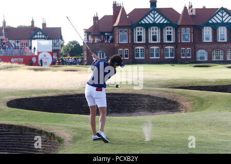 Lytham St Annes, UK, 4 août 2018. 4 août 2018, Royal Lytham St Annes &AMP ; Golf Club, Lytham St Annes, Angleterre ; Ricoh Womens British Open Golf, 3ème tour, Géorgie Hall (FRA) joue son tir d'approche pour le 18ème green Banque D'Images