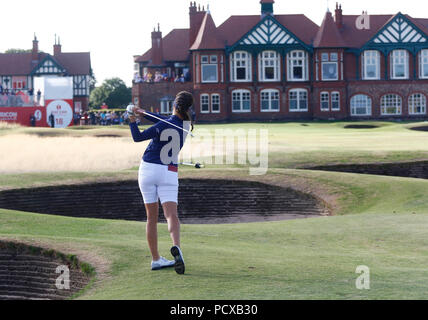 Lytham St Annes, UK, 4 août 2018. 4 août 2018, Royal Lytham St Annes &AMP ; Golf Club, Lytham St Annes, Angleterre ; Ricoh Womens British Open Golf, 3ème tour, Géorgie Hall (FRA) joue son tir d'approche pour le 18ème green Banque D'Images