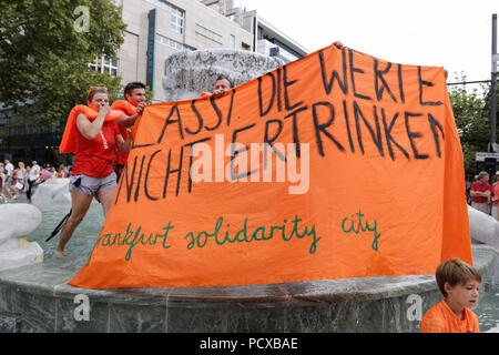 Francfort, Allemagne. 4 août 2018. Tenir les manifestants d'une bannière qui se lit 'ne pas laisser nos valeurs se noyer - Francfort ville solidarité'. Environ 100 manifestants ont participé à la protestation de l'DayOrange Seebrucke (Maritime) mouvement de Francfort à l'appui d'opérations de sauvetage en mer pour les réfugiés en Méditerranée. La manifestation s'inscrivait dans le cadre d'une journée de protestation à l'échelle allemande qui a vu plusieurs manifestations avec plusieurs milliers de participants. Crédit : Michael Debets/Alamy Live News Banque D'Images