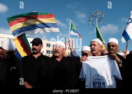 Tel Aviv, Israël. 4 Août, 2018. Les membres de la communauté druze en Israël protester contre la controversée 'État-nation juif' le droit à la Place Rabin à Tel Aviv, Israël, le 4 août 2018. Israël a adopté un projet de loi qui définit le pays comme un "État exclusivement juif' le 19 juillet. JINI/crédit : Tomer Neuberg/Xinhua/Alamy Live News Banque D'Images