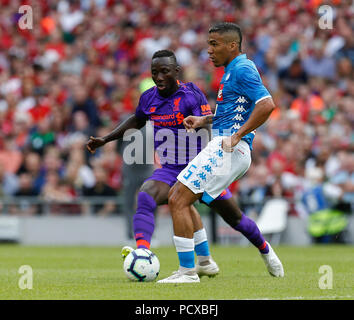 Aviva Stadium de Dublin, Irlande. 4 Août, 2018. Pré saison friendly football, International Champions Cup, Liverpool contre Napoli ; Allan de Naples en action contre Sadio Mane de Liverpool FC : Action Crédit Plus Sport/Alamy Live News Banque D'Images