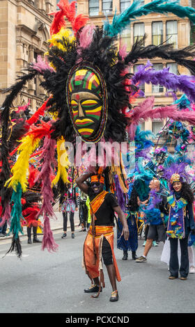 Glasgow, Ecosse, Royaume-Uni. Le 04 août 2018. Les participants de la préparation pour le carnaval Procession de la Merchant City Festival. Le festival est le cadre du Festival 2018 à l'échelle de la ville, un événement culturel organisé en parallèle avec Glasgow en 2018, les Championnats d'Europe. Credit : Elizabeth Leyde/Alamy Live News Banque D'Images