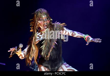 Grace Jones joue sur la scène au Bestival, Dorset, UK Crédit : Finnbarr Webster/Alamy Live News Banque D'Images