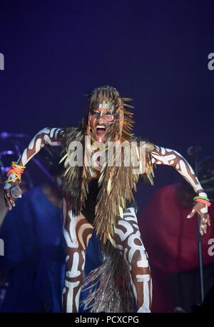 Grace Jones joue sur la scène au Bestival, Dorset, UK Crédit : Finnbarr Webster/Alamy Live News Banque D'Images