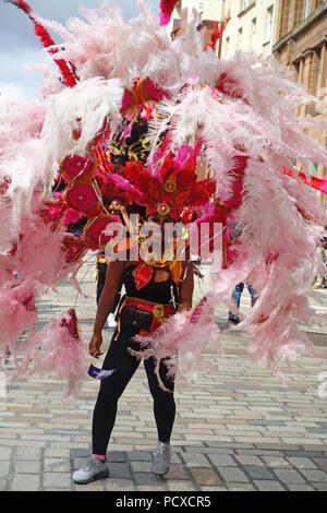 Glasgow, Ecosse, Royaume-Uni. Le 04 août 2018. Flamboyantly-habillés en participant au Carnaval Procession de la Merchant City Festival. Le festival est le cadre du Festival 2018 à l'échelle de la ville, un événement culturel organisé en parallèle avec Glasgow en 2018, les Championnats d'Europe. Credit : Elizabeth Leyde/Alamy Live News Banque D'Images