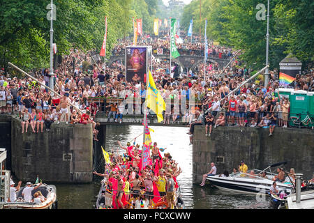 Amsterdam, Pays-Bas. 4 août 2018, des centaines de milliers de visiteurs étaient alignés le long des canaux pour l'assemblée annuelle de la fierté du Canal. Credit : Wiskerke/Alamy Live News Banque D'Images