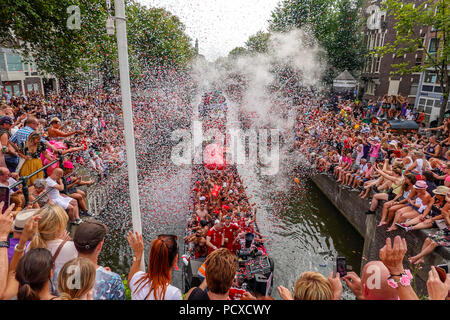 Amsterdam, Pays-Bas. 4 août 2018, des centaines de milliers de visiteurs étaient alignés le long des canaux pour l'assemblée annuelle de la fierté du Canal. Credit : Wiskerke/Alamy Live News Banque D'Images