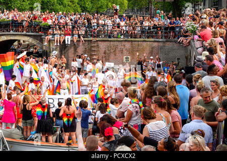 Amsterdam, Pays-Bas. 4 août 2018, des centaines de milliers de visiteurs étaient alignés le long des canaux pour l'assemblée annuelle de la fierté du Canal. Credit : Wiskerke/Alamy Live News Banque D'Images