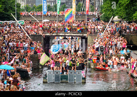 Amsterdam, Pays-Bas. 4 août 2018, des centaines de milliers de visiteurs étaient alignés le long des canaux pour l'assemblée annuelle de la fierté du Canal. Credit : Wiskerke/Alamy Live News Banque D'Images