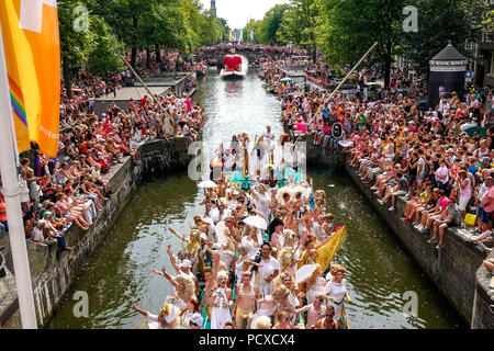 Amsterdam, Pays-Bas. 4 août 2018, des centaines de milliers de visiteurs étaient alignés le long des canaux pour l'assemblée annuelle de la fierté du Canal. Credit : Wiskerke/Alamy Live News Banque D'Images