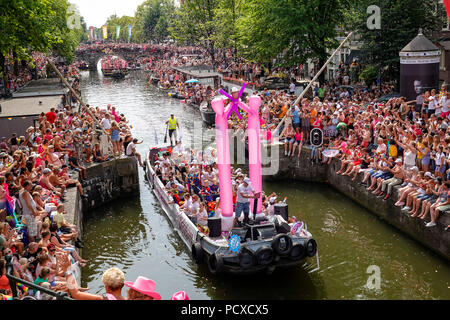 Amsterdam, Pays-Bas. 4 août 2018, des centaines de milliers de visiteurs étaient alignés le long des canaux pour l'assemblée annuelle de la fierté du Canal. Credit : Wiskerke/Alamy Live News Banque D'Images