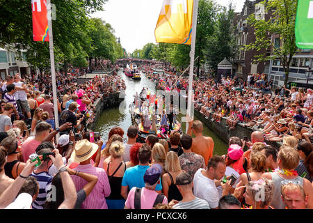 Amsterdam, Pays-Bas. 4 août 2018, des centaines de milliers de visiteurs étaient alignés le long des canaux pour l'assemblée annuelle de la fierté du Canal. Credit : Wiskerke/Alamy Live News Banque D'Images