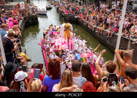 Amsterdam, Pays-Bas. 4 août 2018, des centaines de milliers de visiteurs étaient alignés le long des canaux pour l'assemblée annuelle de la fierté du Canal. Credit : Wiskerke/Alamy Live News Banque D'Images