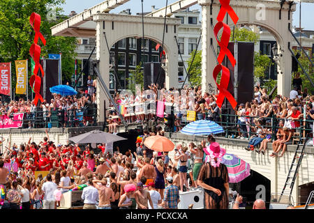 Amsterdam, Pays-Bas. 4 août 2018, des centaines de milliers de visiteurs étaient alignés le long des canaux pour l'assemblée annuelle de la fierté du Canal. Credit : Wiskerke/Alamy Live News Banque D'Images