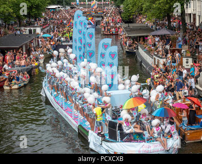 Amsterdam, Pays-Bas. 4 août 2018, des centaines de milliers de visiteurs étaient alignés le long des canaux pour l'assemblée annuelle de la fierté du Canal. Credit : Wiskerke/Alamy Live News Banque D'Images