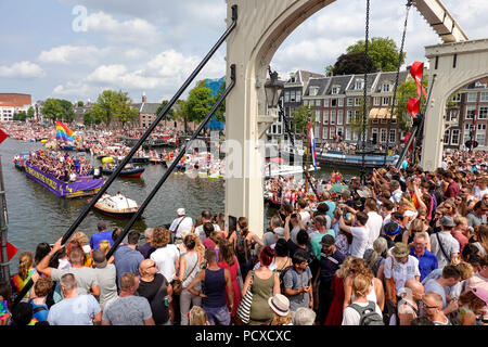 Amsterdam, Pays-Bas. 4 août 2018, des centaines de milliers de visiteurs étaient alignés le long des canaux pour l'assemblée annuelle de la fierté du Canal. Credit : Wiskerke/Alamy Live News Banque D'Images