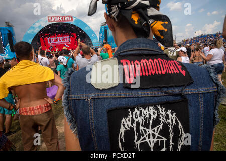 Moscou, Russie. Août 4th, 2018. Les fans de musique russe réagir lors d'un concert de rock en plein air au festival "Nashestvie" (Invasion) dans le village de Nizhneye Zavidovo, environ 150kms de Moscou, région de Tver, Russie Crédit : Nikolay Vinokourov/Alamy Live News Banque D'Images