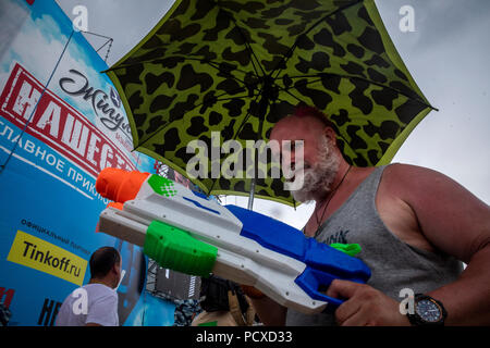 Moscou, Russie. Août 4th, 2018. Les fans de musique russe réagir lors d'un concert de rock en plein air au festival "Nashestvie" (Invasion) dans le village de Nizhneye Zavidovo, environ 150kms de Moscou, région de Tver, Russie Crédit : Nikolay Vinokourov/Alamy Live News Banque D'Images