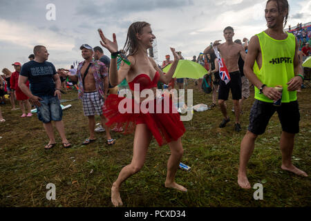 Moscou, Russie. Août 4th, 2018. Les fans de musique russe réagir lors d'un concert de rock en plein air au festival "Nashestvie" (Invasion) dans le village de Nizhneye Zavidovo, environ 150kms de Moscou, région de Tver, Russie Crédit : Nikolay Vinokourov/Alamy Live News Banque D'Images