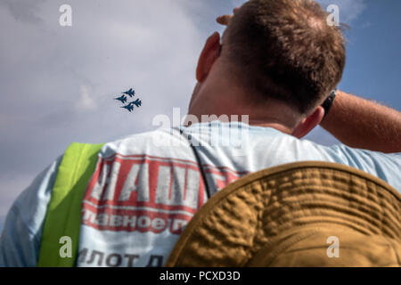 Moscou, Russie. Août 4th, 2018. Les fans de musique russe des montres à spectacle aérien militaire au festival "Nashestvie" (Invasion) dans le village de Nizhneye Zavidovo, environ 150kms de Moscou, région de Tver, Russie Crédit : Nikolay Vinokourov/Alamy Live News Banque D'Images