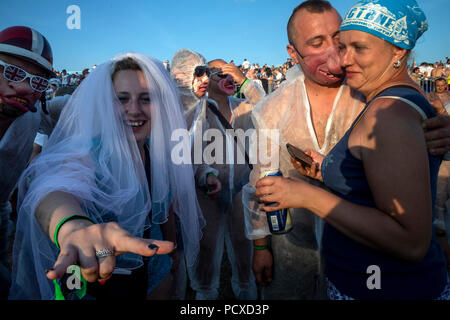 Moscou, Russie. 3rd, 2018 Août. Les fans de musique russe réagir lors d'un concert de rock en plein air au festival "Nashestvie" (Invasion) dans le village de Nizhneye Zavidovo, environ 150kms de Moscou, région de Tver, Russie Banque D'Images