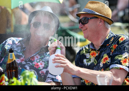 Christchurch, Royaume-Uni. 4 août 2018. Rester au frais à Stompin' sur le Quomps jazz festival sur Christchurch Quay dans le Dorset, UK. Crédit : Richard Crease/Alamy Live News Banque D'Images