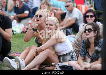 Christchurch, Royaume-Uni. 4 août 2018. Le Stompin' sur le Quomps jazz festival bat son plein à Christchurch Quay dans le Dorset, UK. Crédit : Richard Crease/Alamy Live News Banque D'Images