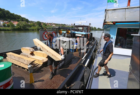 Würzburg, Allemagne. Le 04 juillet, 2018. Matthias marins Hemmelmann (l) et Michl Rueckauer (r) charger des biens jusqu'à ce qu'on appelle le navire ravitailleur au bunker Hill. Le navire fournit d'autres navires sur la rivière Main. Credit : Karl-Josef Opim/dpa/Alamy Live News Banque D'Images