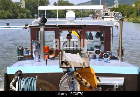 Würzburg, Allemagne. Le 04 juillet, 2018. Shipman Michl Rueckauer oriente son bunker navire sur la rivière Main. Credit : Karl-Josef Opim/dpa/Alamy Live News Banque D'Images