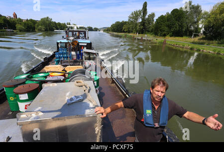 Würzburg, Allemagne. Le 04 juillet, 2018. Operations Manager Klaus Philipp se déplace le long de la rivière Main sur son navire ravitailleur. Credit : Karl-Josef Opim/dpa/Alamy Live News Banque D'Images