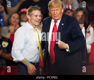 L'Ohio, aux États-Unis. 4 août 2018. Le sénateur de l'Ohio Jim Jordan et le Président Donald Trump à la rendre de nouveau l'Amérique Grand Rassemblement à Powell, Ohio USA. Brent Clark/Alamy Live News Banque D'Images