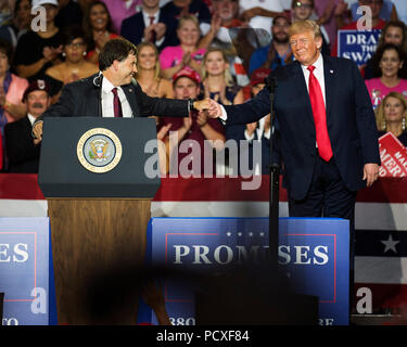 L'Ohio, aux États-Unis. 4 août 2018. Candidat républicain sente Troy Balderson, serre la main avec le Président Donald Trump à la rendre de nouveau l'Amérique Grand Rassemblement à Powell, Ohio USA. Brent Clark/Alamy Live News Banque D'Images