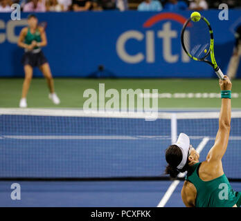 Washington DC, USA. 4 août 2018. Saisai Zheng sert à Donna Vekic pendant un match de tennis ouvert Citi à Rock Creek Park, à Washington DC. Justin Cooper/CSM Crédit : Cal Sport Media/Alamy Live News Banque D'Images