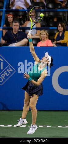 Washington DC, USA. 4 août 2018. Saisai Zheng sert lors d'un match de tennis Open de Citi à Rock Creek Park, à Washington DC. Justin Cooper/CSM Crédit : Cal Sport Media/Alamy Live News Banque D'Images