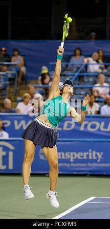 Washington DC, USA. 4 août 2018. Saisai Zheng sert lors d'un match de tennis Open de Citi à Rock Creek Park, à Washington DC. Justin Cooper/CSM Crédit : Cal Sport Media/Alamy Live News Banque D'Images