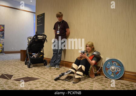 Austin, Texas, USA - Cosplayeuse Luc comme un personnage de Fallout. Des dizaines de milliers de fans pour RTX Austin, un congrès annuel de l'industrie du jeu et les conventions de l'Internet créé par coq dents tenue à Austin, Texas, Sydney, Australie, et à Londres, en Angleterre. À partir de 500 personnes en 2011, a augmenté de 62 000 personnes RTX en 2017. RTX est connue pour sa célébration de la convergence du jeu et de la culture Internet. Banque D'Images