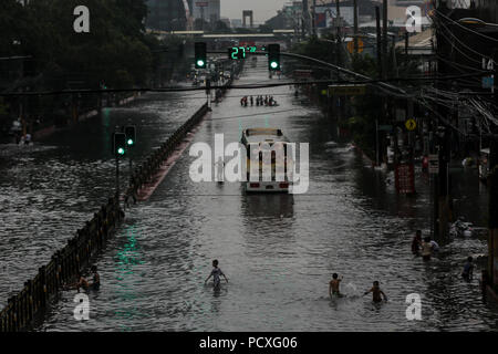 Manille, Philippines. 4 Août, 2018. Les gens et les véhicules Wade à travers une rue inondée après une forte pluie à Manille, Philippines, le samedi. Le 4 août 2018. Les précipitations sont attendues dans certaines régions de Luzon et de la région métropolitaine de Manille en raison d'orages violents portés par la mousson du sud-ouest. Credit : Basilio Sepe/ZUMA/Alamy Fil Live News Banque D'Images