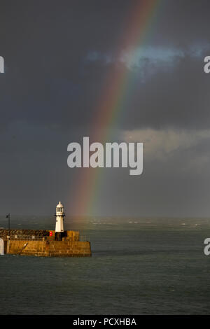 St Ives ; Arc-en-ciel sur la jetée, Cornwall, UK Banque D'Images