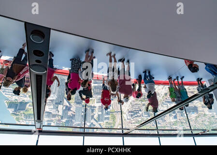 Toronto, Ontario, Canada. La réflexion à l'envers de la Tour du CN de visiteurs en plafond de verre sur le côté ouest de LookOut. Banque D'Images
