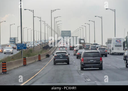 Burlington, Ontario, Canada. Approche de James N. Allan Skyway sur Burlington Bay, en direction nord sur l'autoroute QEW pendant l'après-midi l'heure de pointe. Banque D'Images