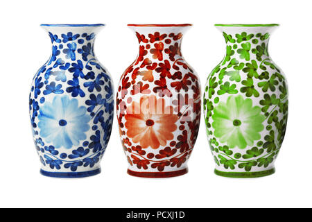 Rangée de vases de fleurs en porcelaine chinoise sur fond blanc Banque D'Images