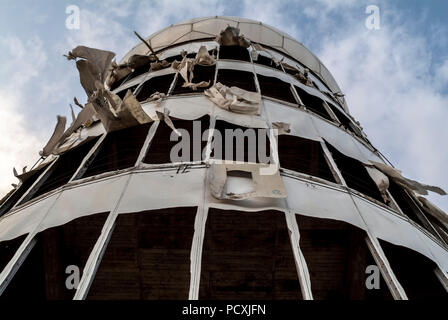 BERLIN, ALLEMAGNE, LE 29 AOÛT 2009 : vue détaillée de la tour à l'ancienne station d'écoute de la NSA sur le haut de Teufelsberg. Banque D'Images