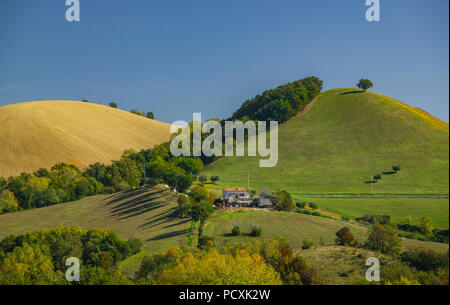 Campagne vallonnée avec farm house, Abruzzes Banque D'Images