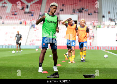 Lyle Taylor de Charlton Athletic se réchauffe avant le match de la Sky Bet League One au stade de Light, Sunderland. APPUYEZ SUR ASSOCIATION photo. Date de la photo: Samedi 4 août 2018. Voir PA Story FOOTBALL Sunderland. Le crédit photo devrait être le suivant : Graham Stuart/PA Wire. RESTRICTIONS : aucune utilisation avec des fichiers audio, vidéo, données, listes de présentoirs, logos de clubs/ligue ou services « en direct » non autorisés. Utilisation en ligne limitée à 75 images, pas d'émulation vidéo. Aucune utilisation dans les Paris, les jeux ou les publications de club/ligue/joueur unique. Banque D'Images