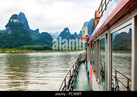 Pics calcaires à Xingping Ville et bateau de plaisance sur la rivière Li Banque D'Images