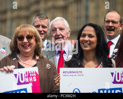 Les députés du travail notamment Jon Ashworth, David Lammy et Dennis Skinner, recueillir sur College Green à Westminster qui souhaitent le NHS cartes de portefeuille un heureux 70e anniversaire. Avec : Sharon Hodgson MP (à gauche) Dennis Skinner MP (centre) Rushanara Ali MP (à droite) Où : London, England, United Kingdom Quand : 04 Jul 2018 Credit : Wheatley/WENN Banque D'Images