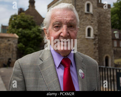 Les députés du travail notamment Jon Ashworth, David Lammy et Dennis Skinner, recueillir sur College Green à Westminster qui souhaitent le NHS cartes de portefeuille un heureux 70e anniversaire. Avec : Dennis Skinner MP Où : London, England, United Kingdom Quand : 04 Jul 2018 Credit : Wheatley/WENN Banque D'Images